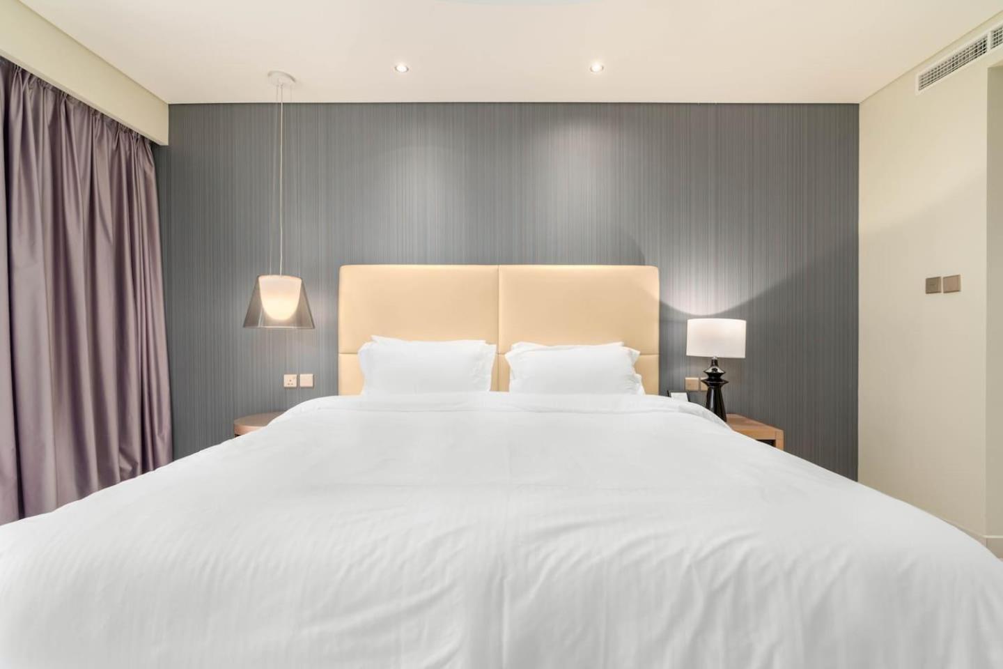 White Sage - Glamorous & Spacious 2br At Damac Paramount Towers Apartment Dubai
