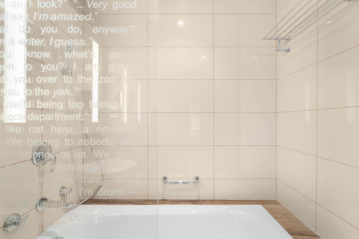 White Sage - Glamorous & Spacious 2br At Damac Paramount Towers Apartment