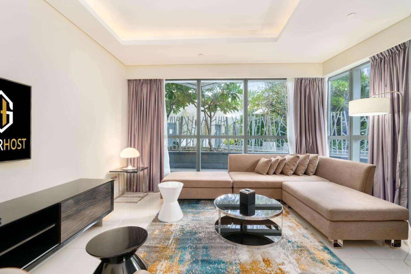 White Sage - Glamorous & Spacious 2br At Damac Paramount Towers Apartment