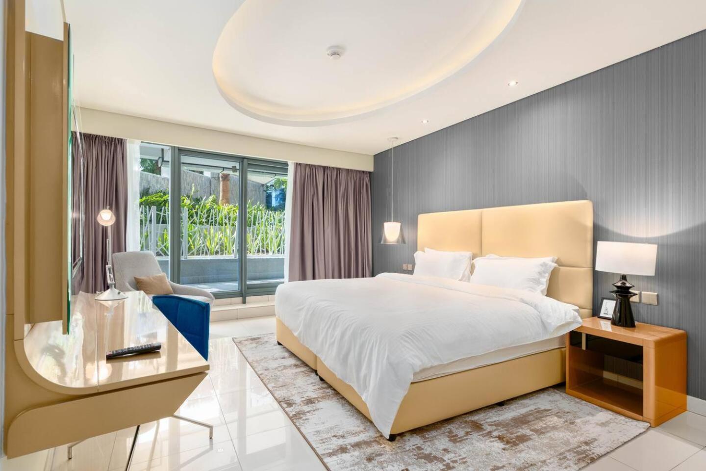 White Sage - Glamorous & Spacious 2br At Damac Paramount Towers Apartment
