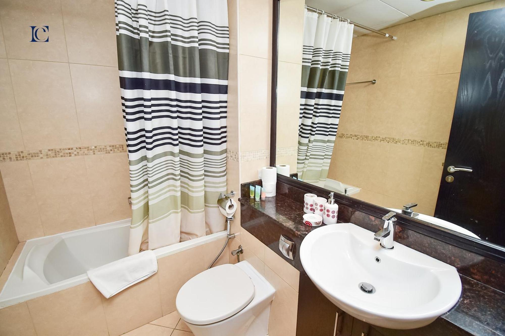 Apartment Well-kept Furnished In Jumeirah Towers - Chr Dubai