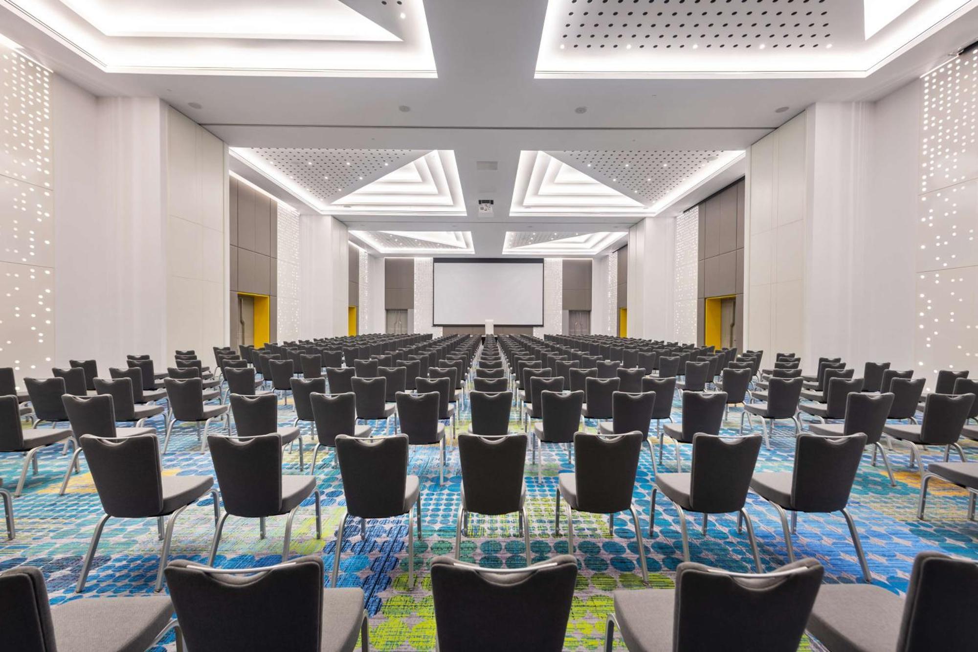 Radisson Red Silicon Oasis Hotel 4*