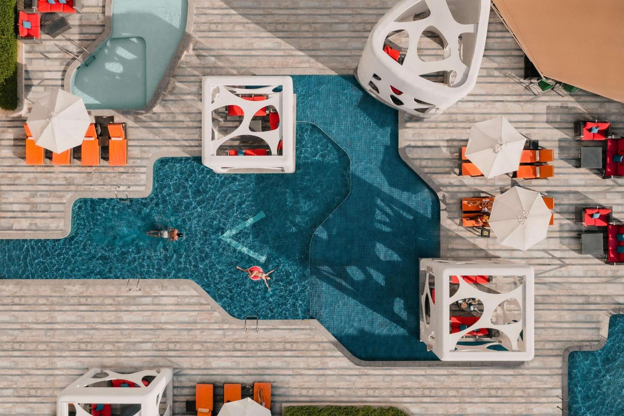 V Dubai, Curio Collection By Hilton Hotel