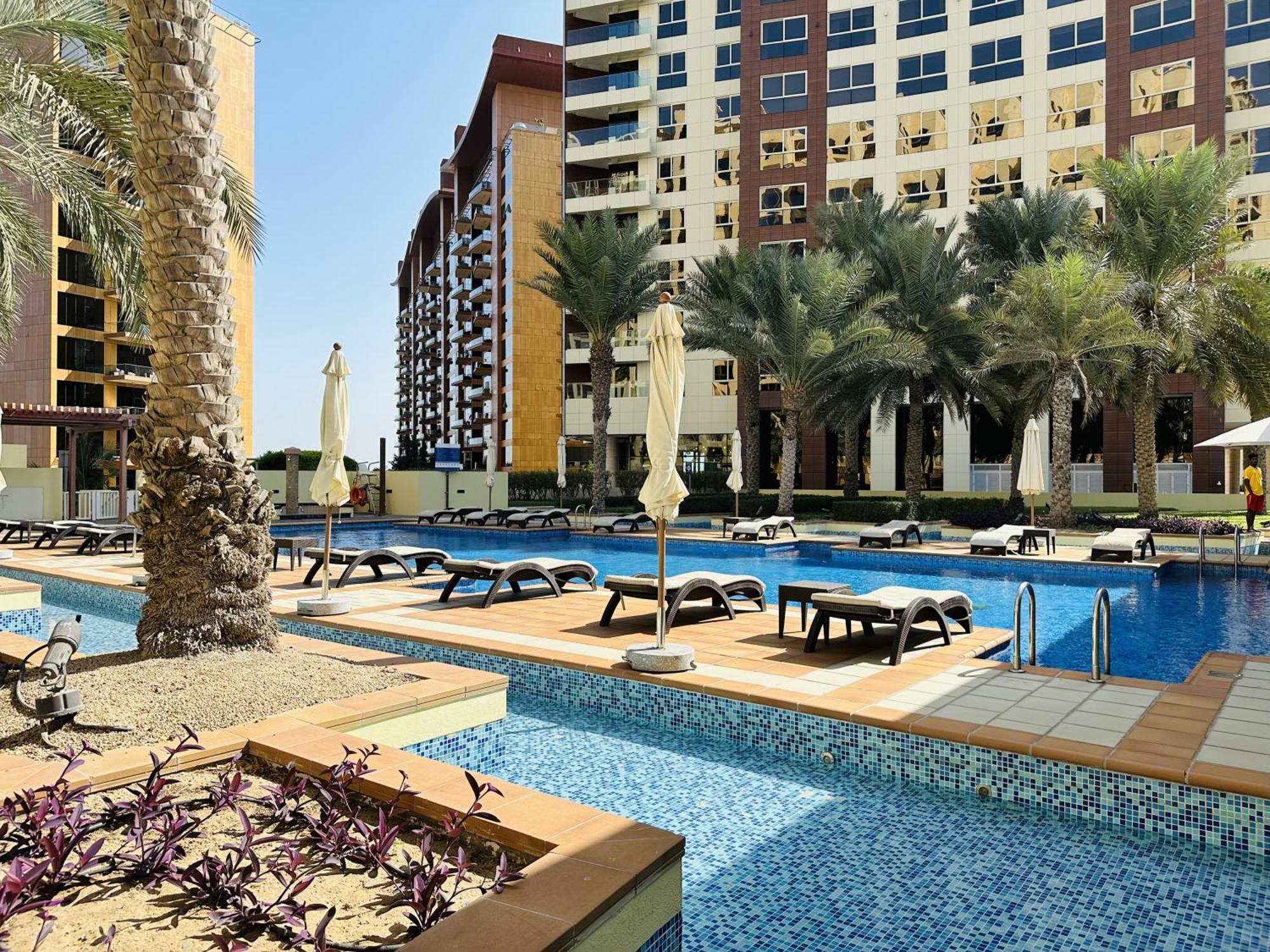 Elegant 2br Palm Jumeirah Apt With Pool Access Dubái
