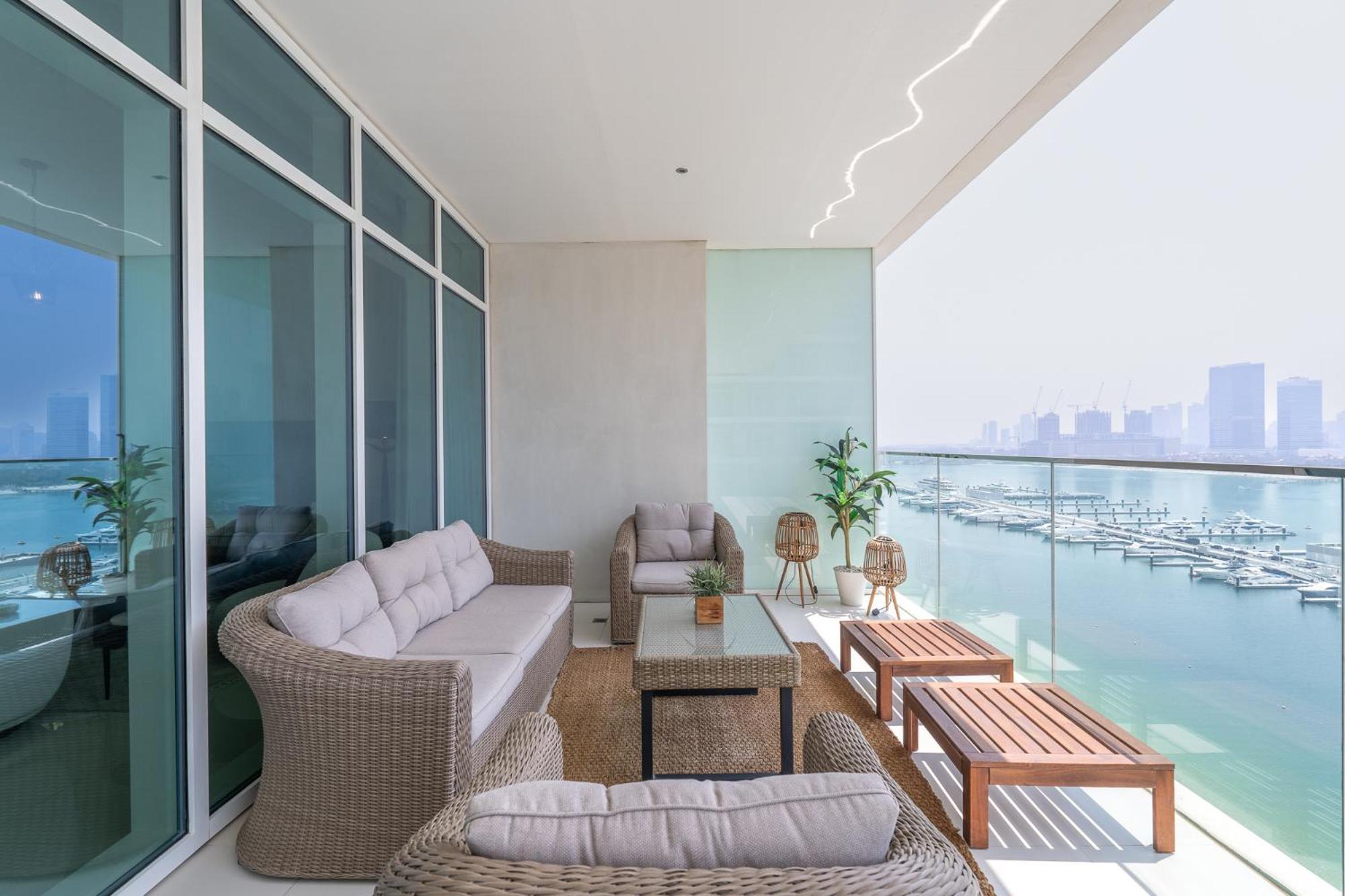 Elegant Seaside Living 3-bedroom Emaar Beachfront By Suiteable Dubaï
