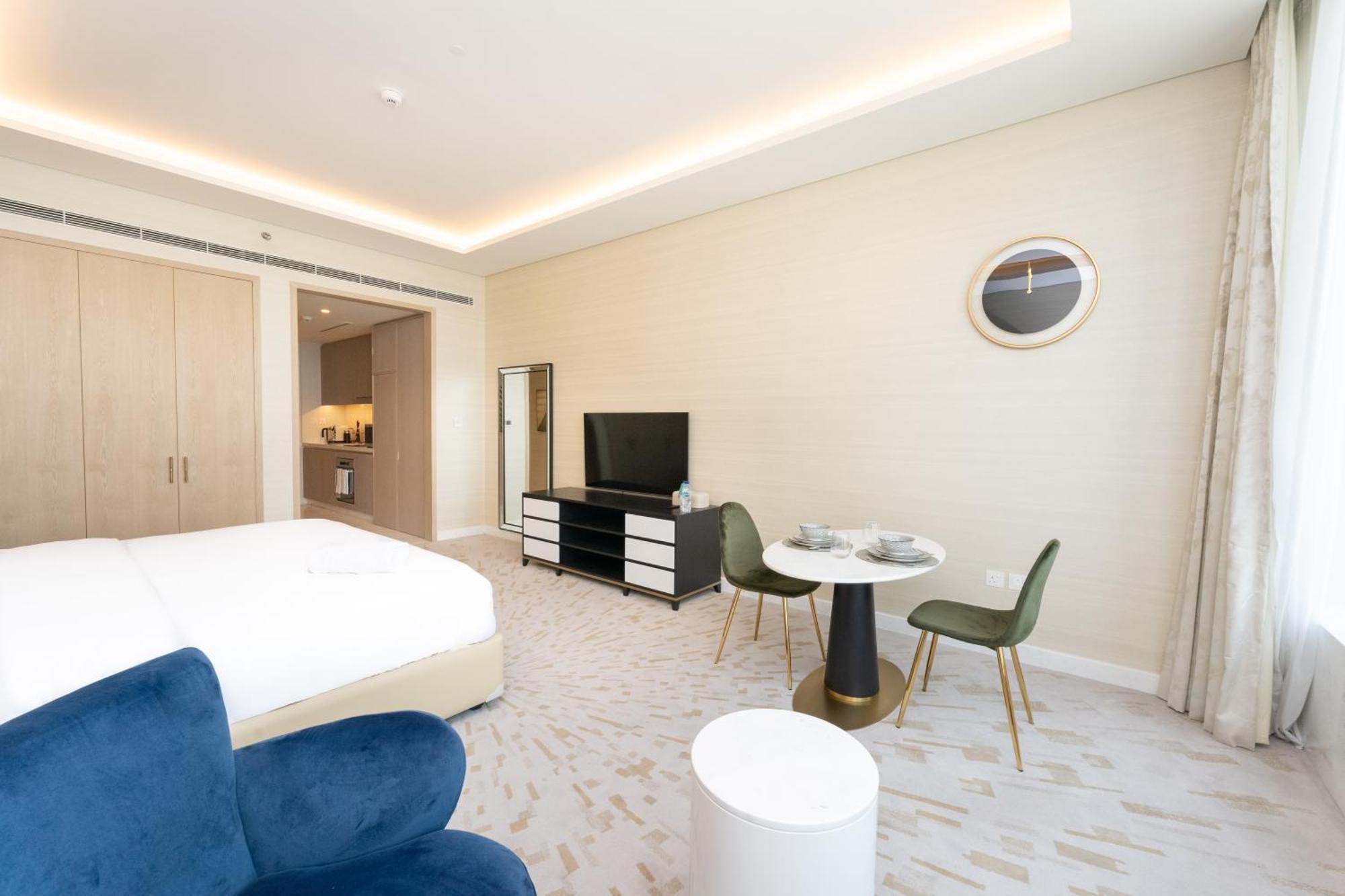 Fam Living - Palm Tower - Palm Jumeirah Views Apartment *