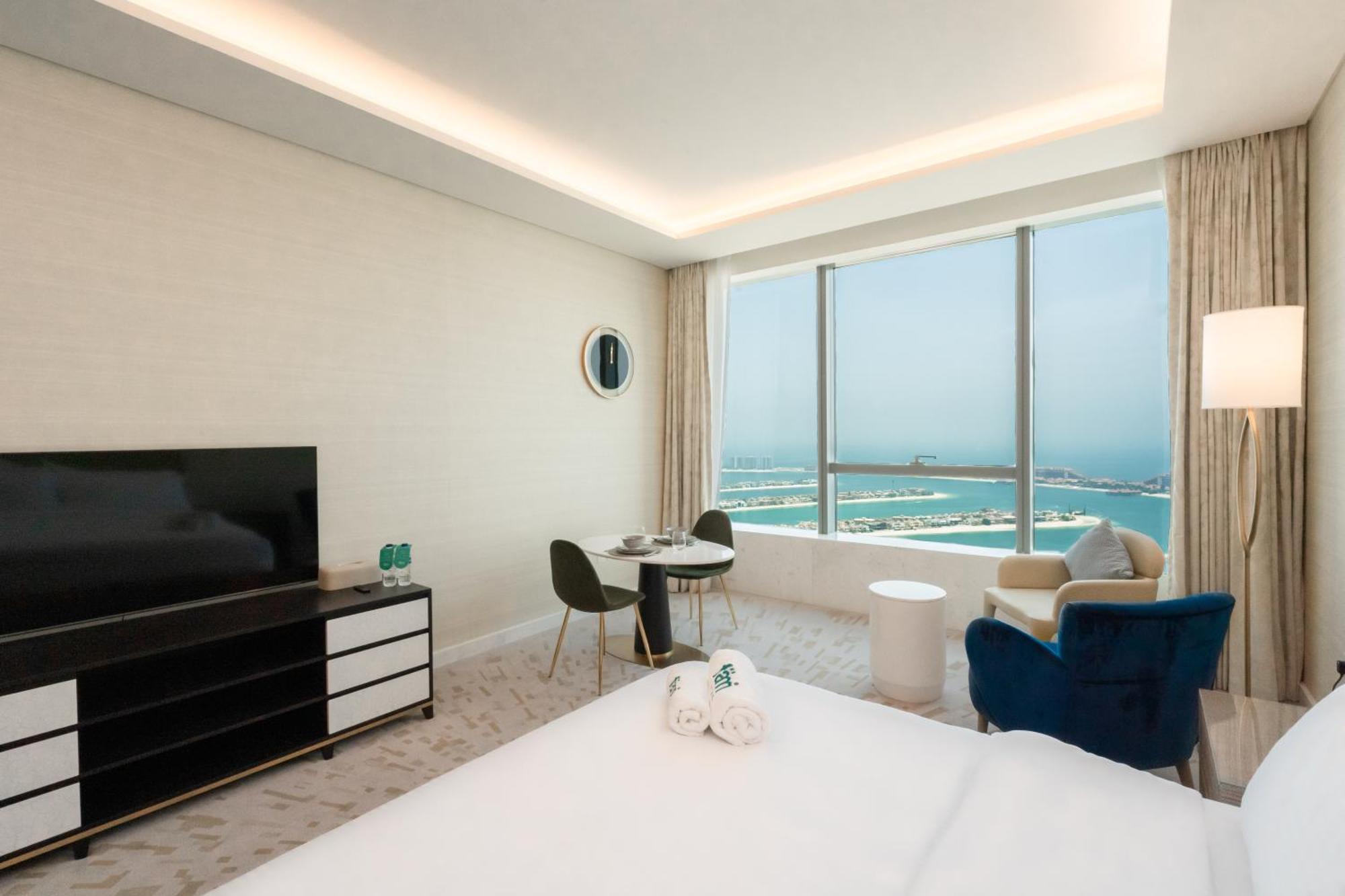 Fam Living - Palm Tower - Palm Jumeirah Views Apartment