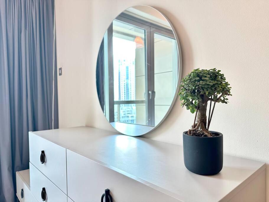 Apartment Spacious Place Near Mall, Fountains & Burj Khalifa Dubai