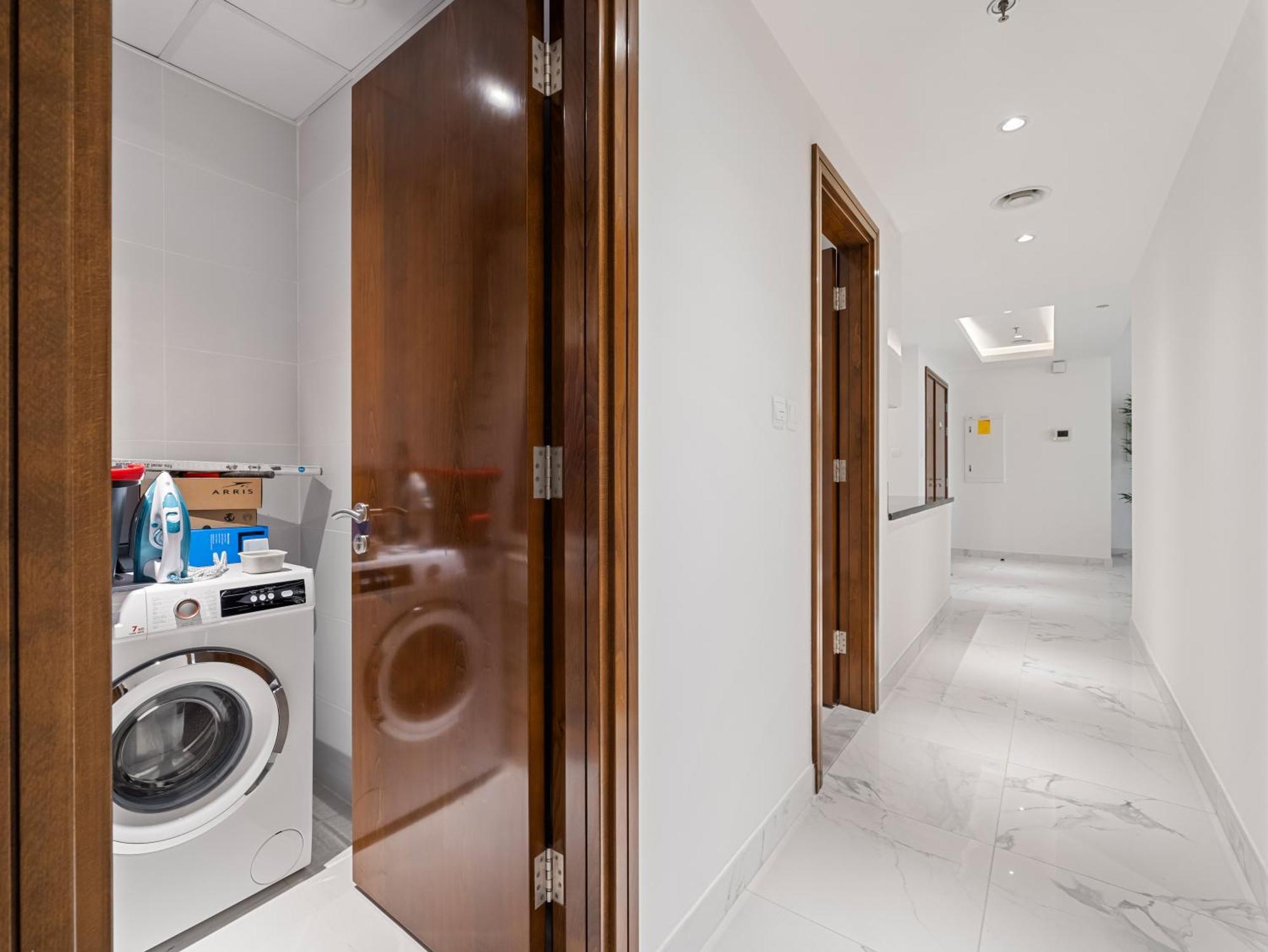Modern With Partial Canal And Pool View Appartement