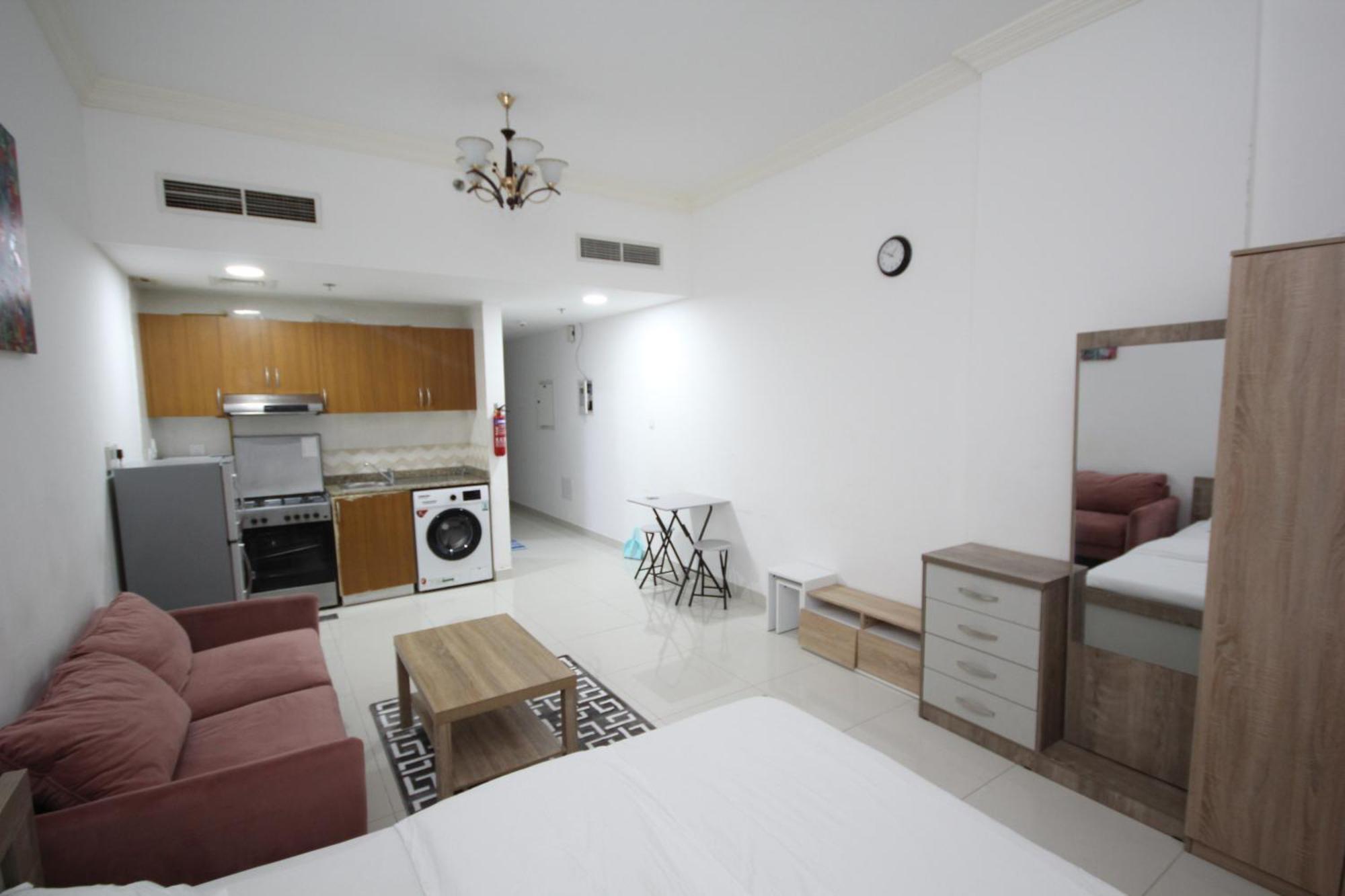 Cute And Small Partitions For Girls In Dubai- Female Guests Only فتيات فقط Apartamento Dubai