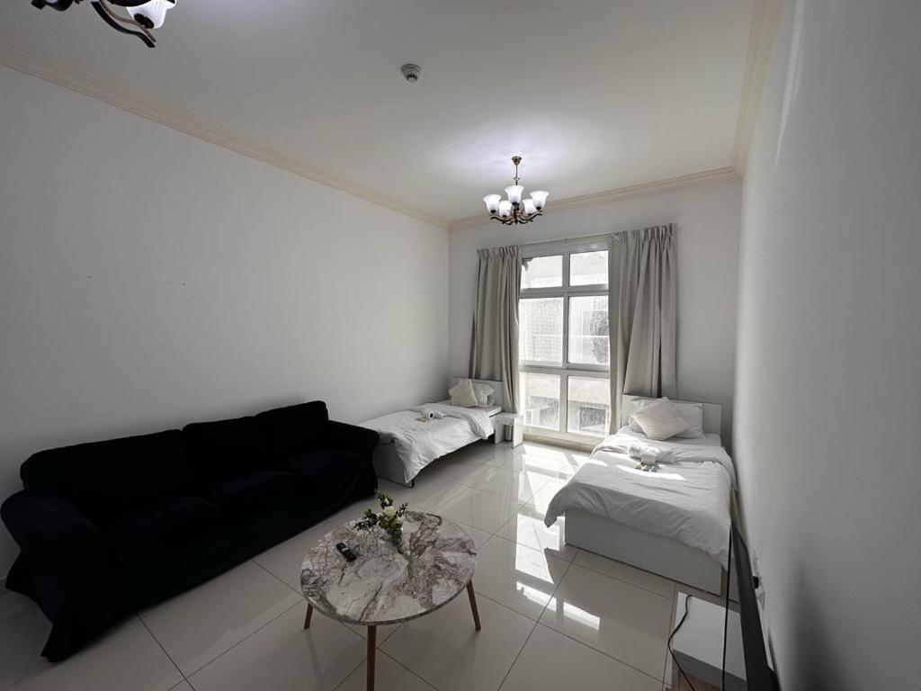 Cute And Small Partitions For Girls In Dubai- Female Guests Only فتيات فقط Apartamento