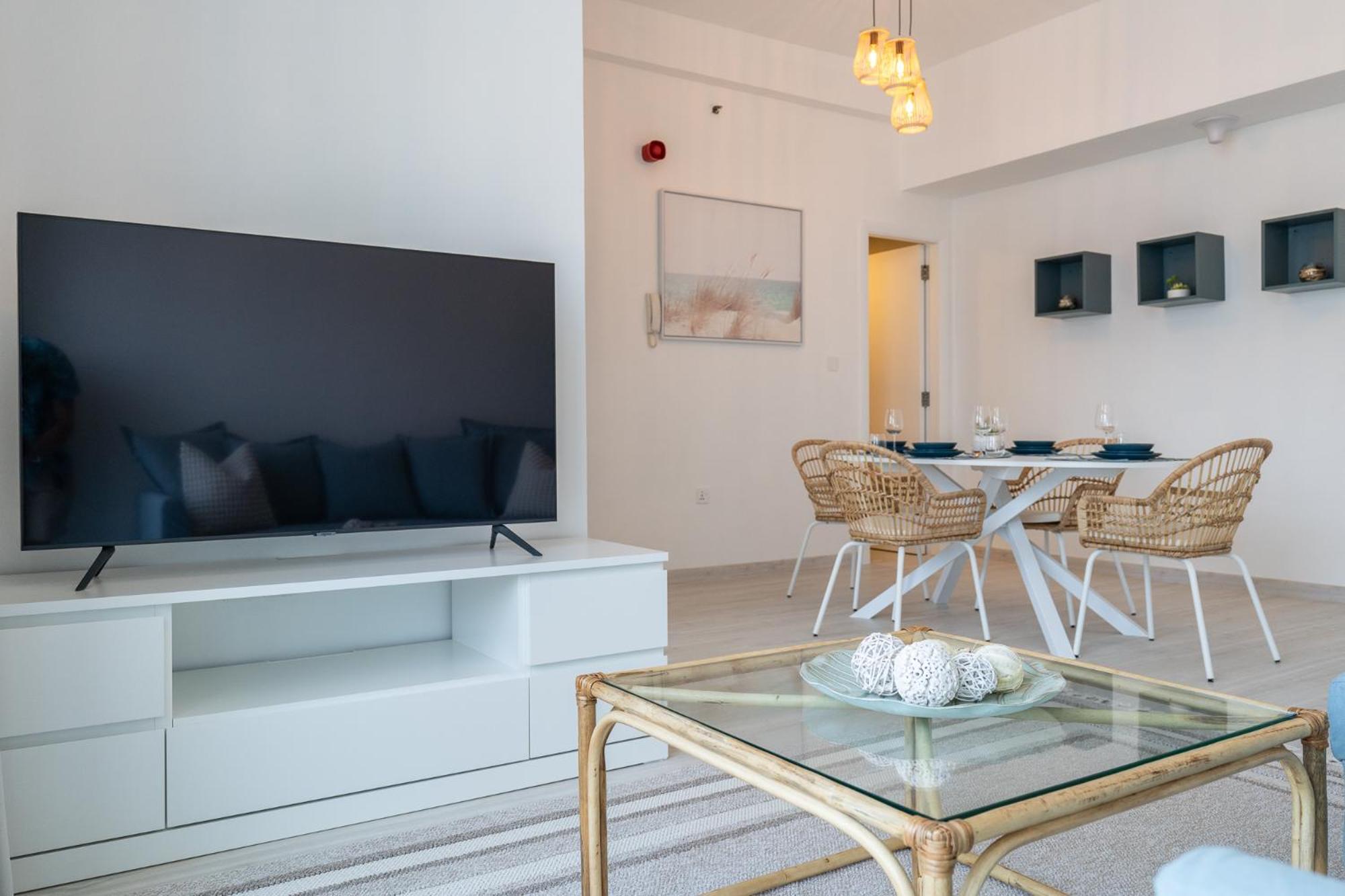 Seaside Serenity Stylish Marine-themed Appartement