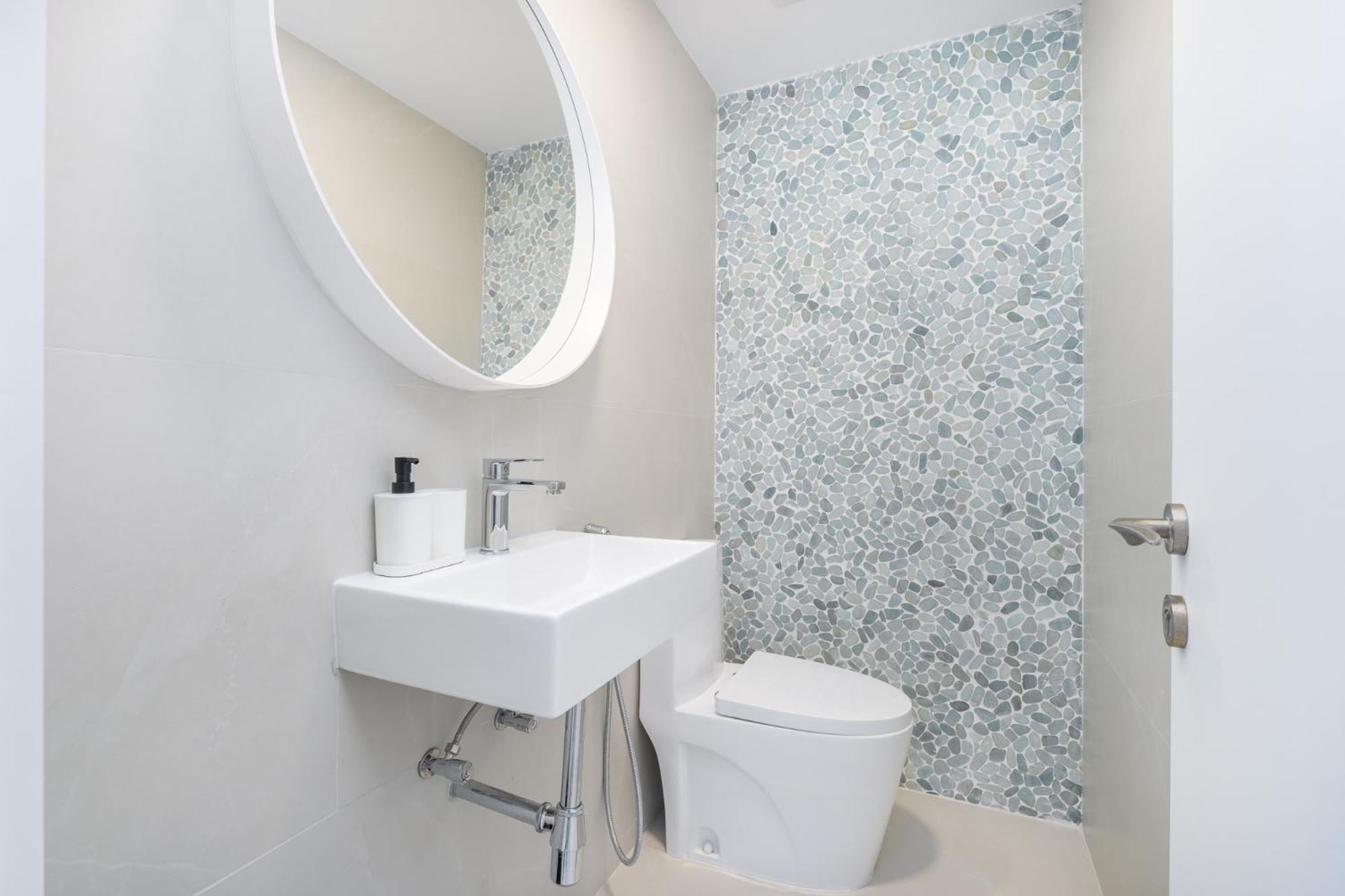 Seaside Serenity Stylish Marine-themed Appartement
