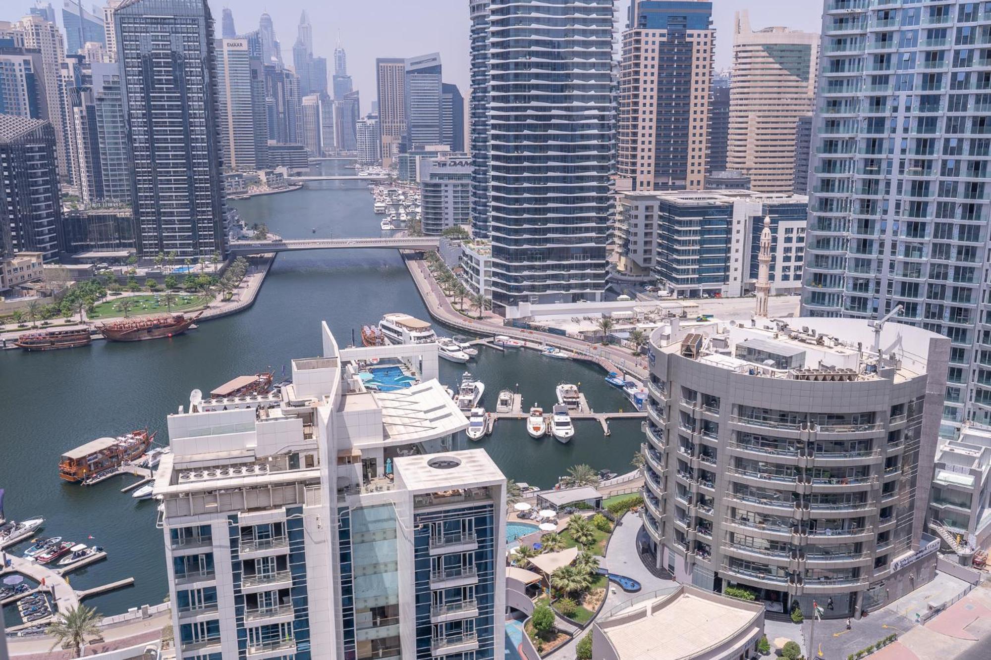 Apartemen Seaside Serenity Stylish Marine-themed Dubai