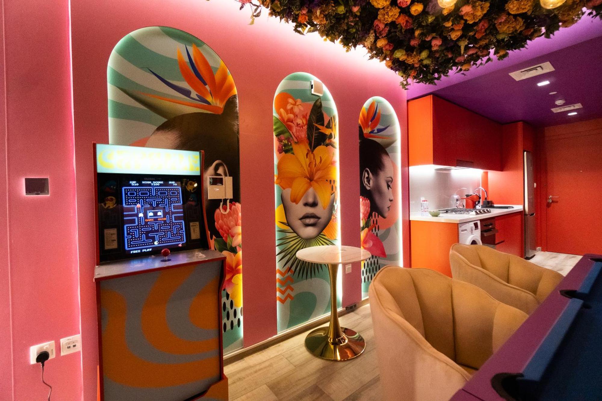 Capsule Flora Business Bay View Burj Khalifa-pool Table-game Arcade-projector-playstation 5 Apartment Dubai