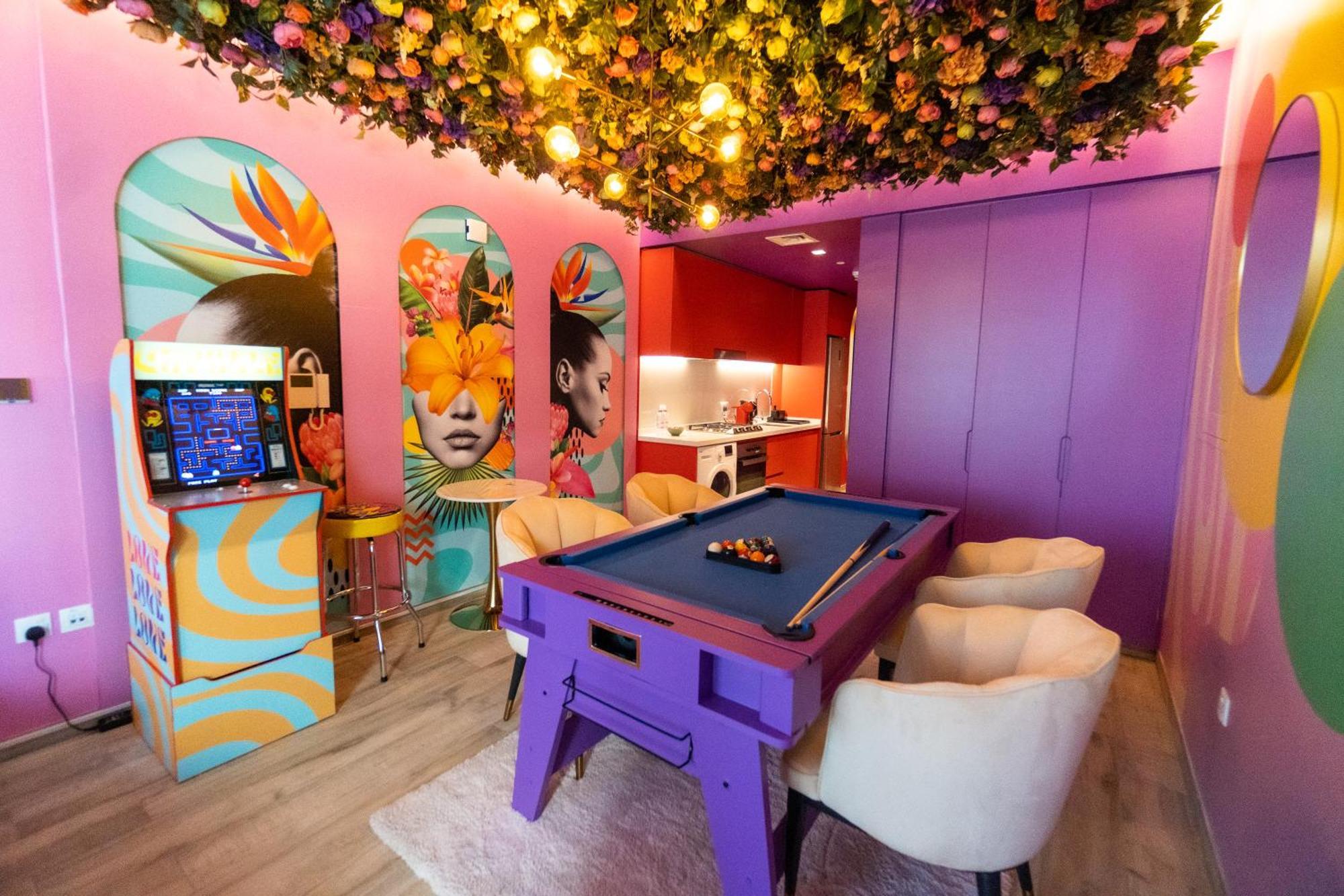 Capsule Flora Business Bay View Burj Khalifa-pool Table-game Arcade-projector-playstation 5 * Dubai