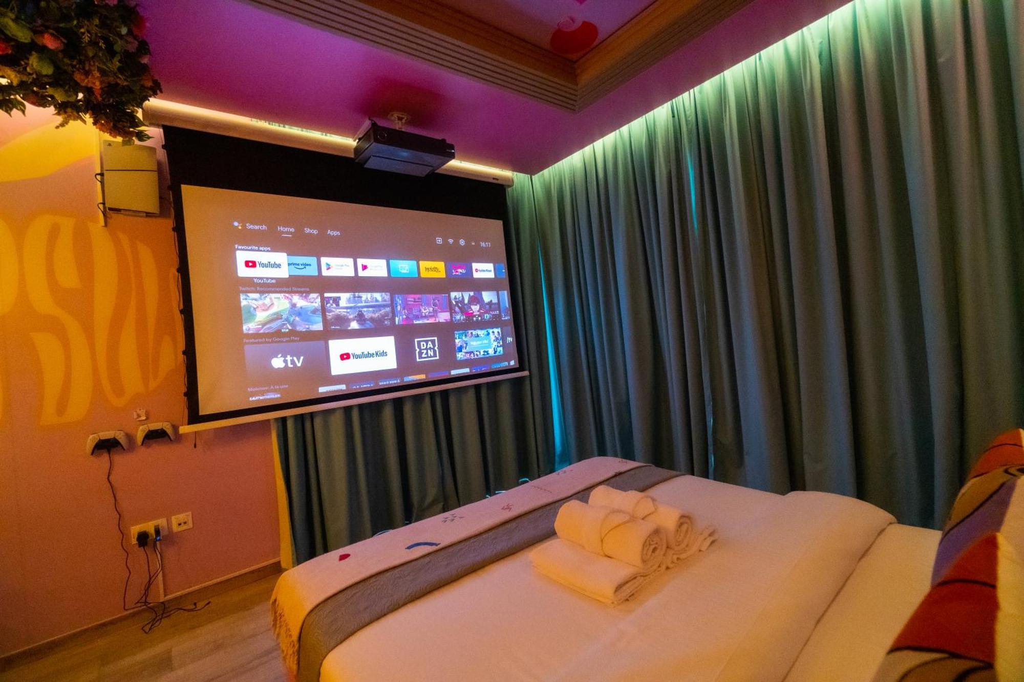 Capsule Flora Business Bay View Burj Khalifa-pool Table-game Arcade-projector-playstation 5 * Dubai