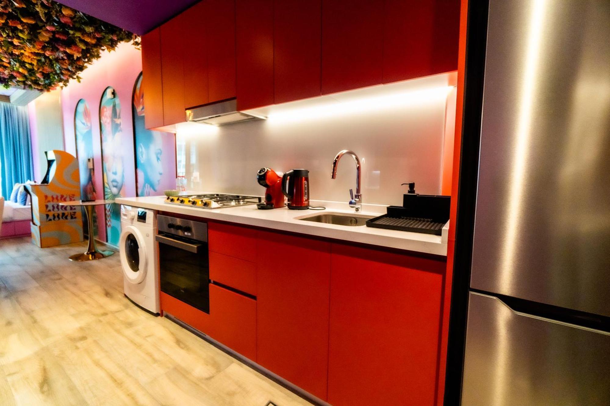 Apartment Capsule Flora Business Bay View Burj Khalifa-pool Table-game Arcade-projector-playstation 5 Dubai