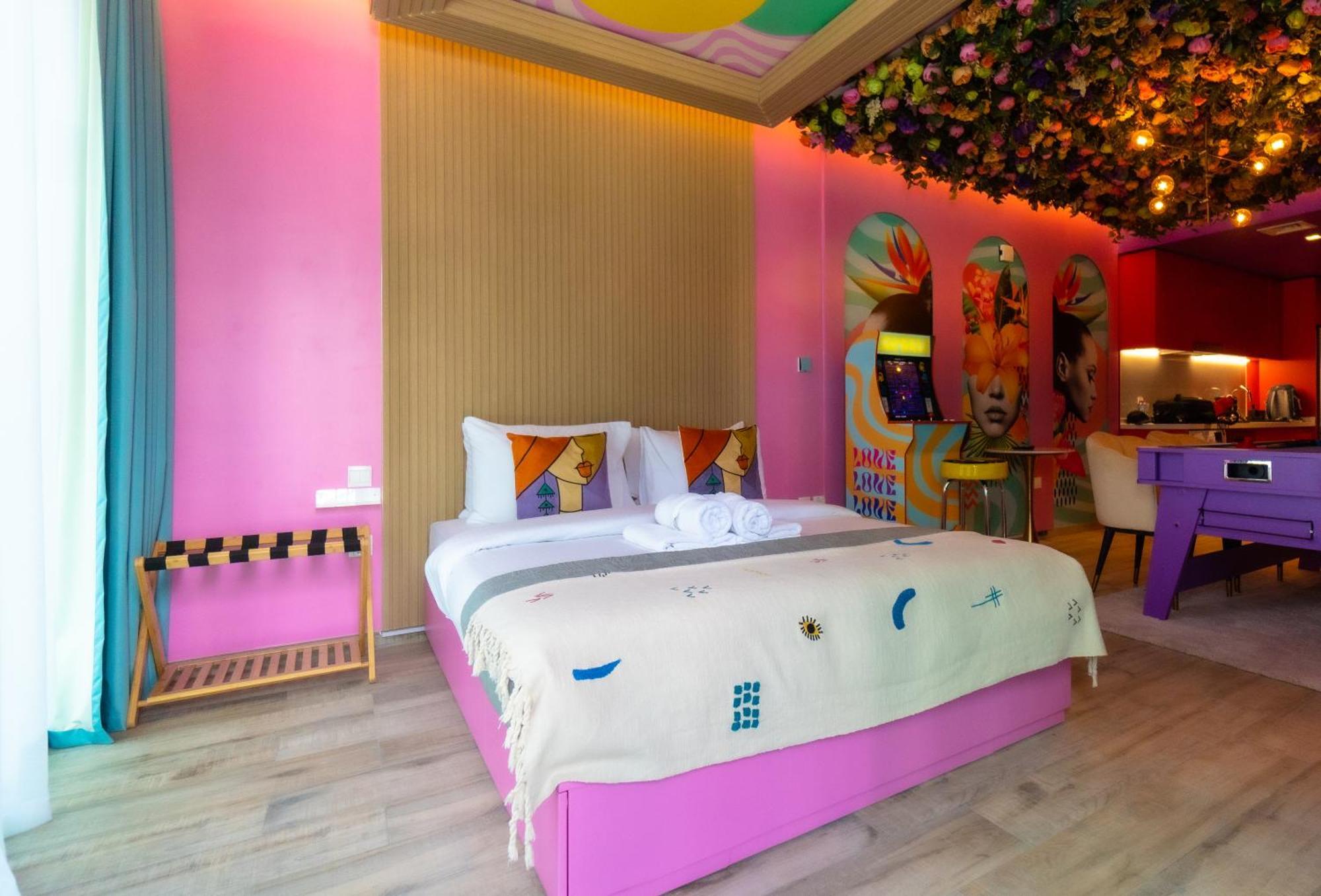 Capsule Flora Business Bay View Burj Khalifa-pool Table-game Arcade-projector-playstation 5 Apartment Dubai