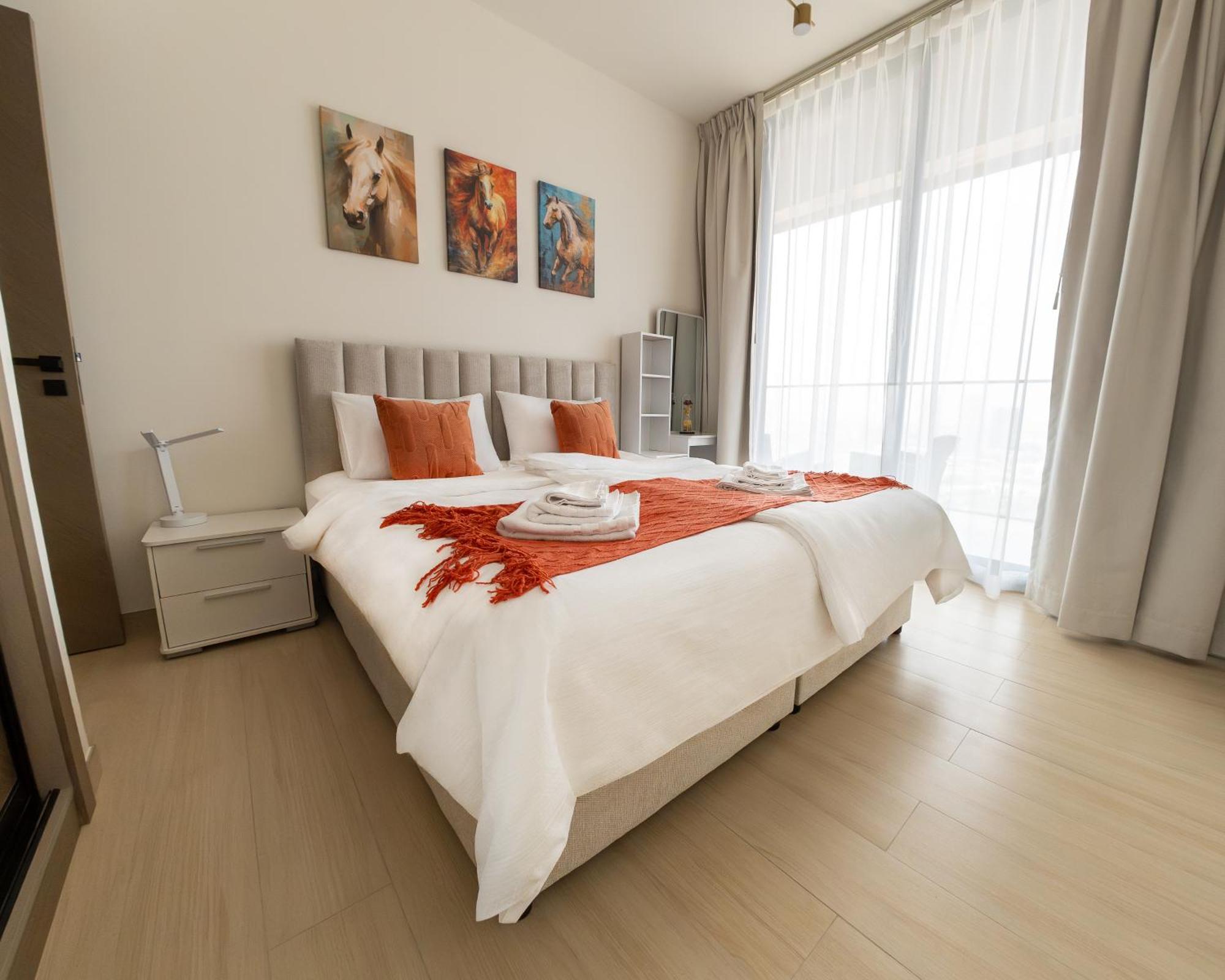 Izzzi, Binghatti Crest Dubai