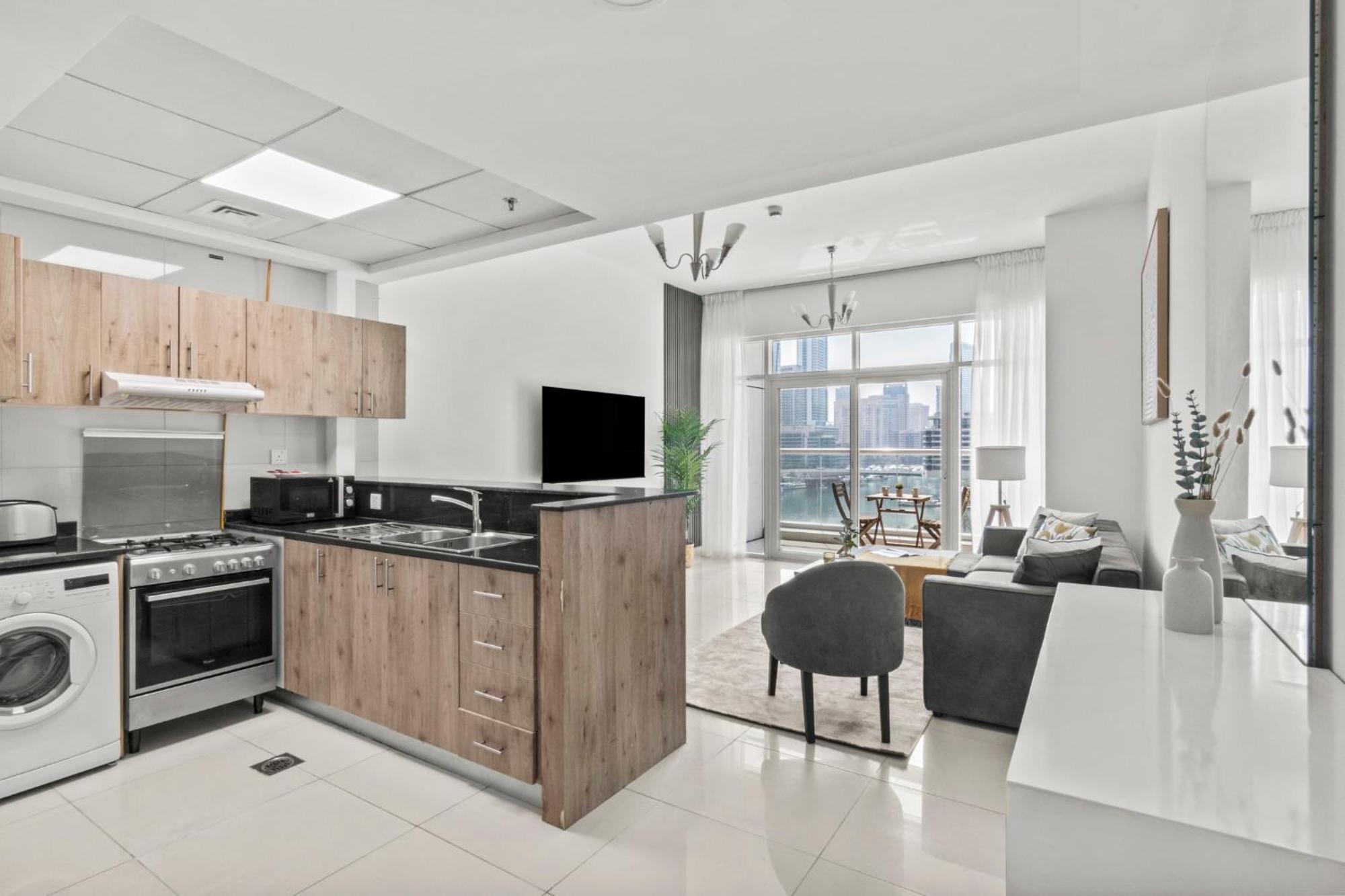 Lavish 2br With Charming Marina View Dubai