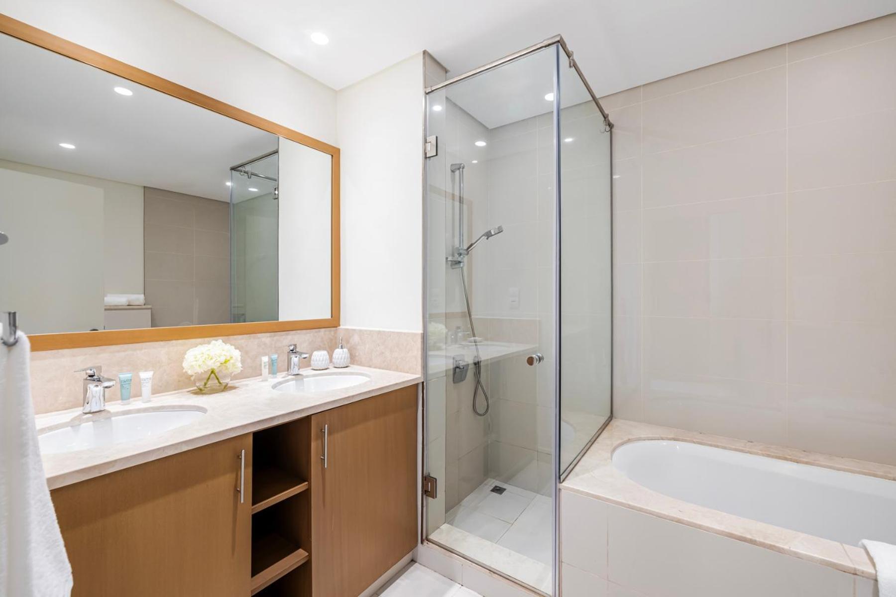 Nox Spacious 3br In Boulevard Crescent Tower Summer Dubái