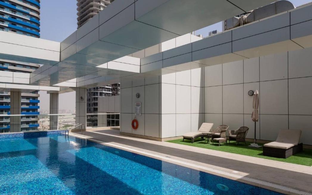 1br + Maid In Downtown *