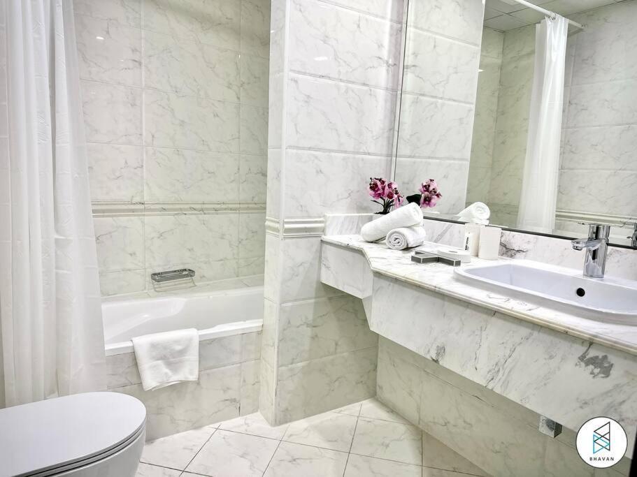 Apartamento Two Bedroom With Canal View In Majestic Tower By Bhavan Dubái