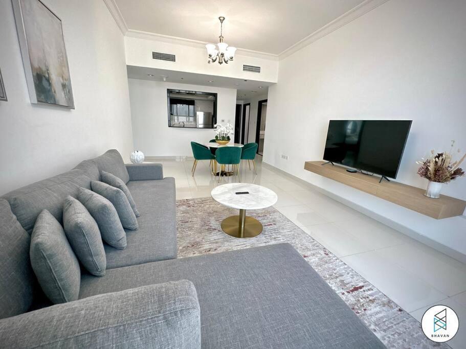 Two Bedroom With Canal View In Majestic Tower By Bhavan * Dubái