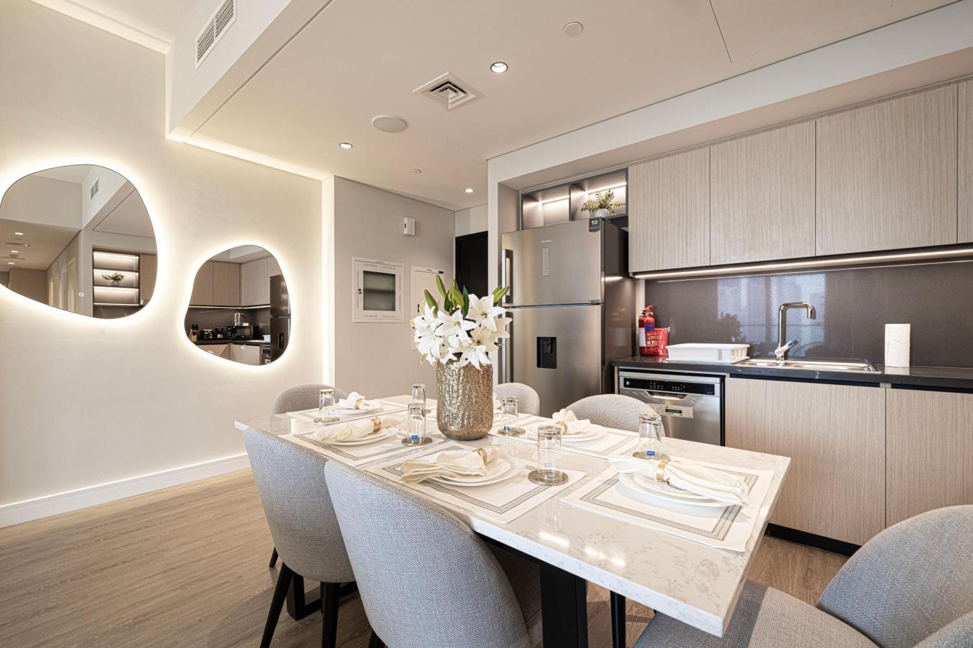 Magnificent - Luxurious 3 Bedroom With The Burj Khalifa View Apartemen *