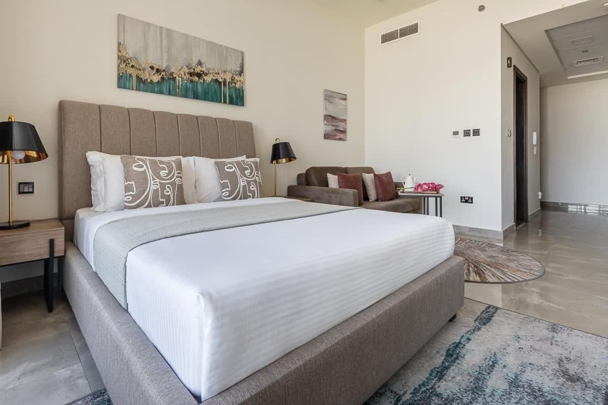 Frank Porter - Majestique Apartment
