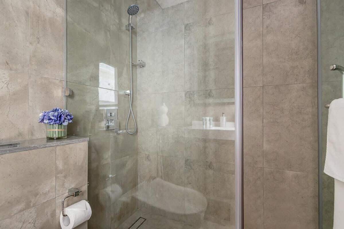 Frank Porter - Majestique Apartment *