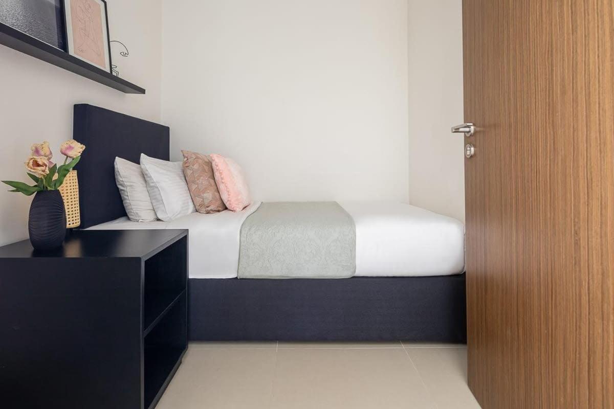 Frank Porter - 5242 Emaar Tower Apartemen