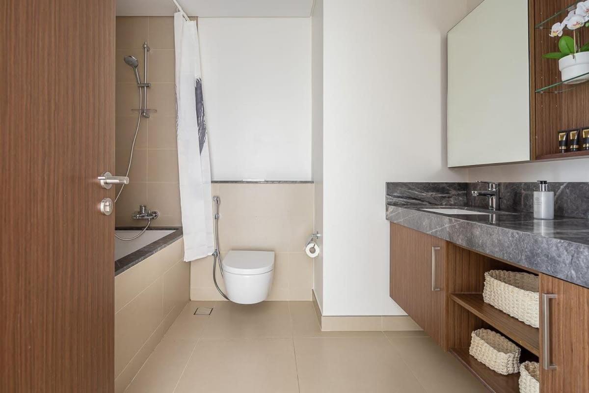 Frank Porter - 5242 Emaar Tower Apartemen *