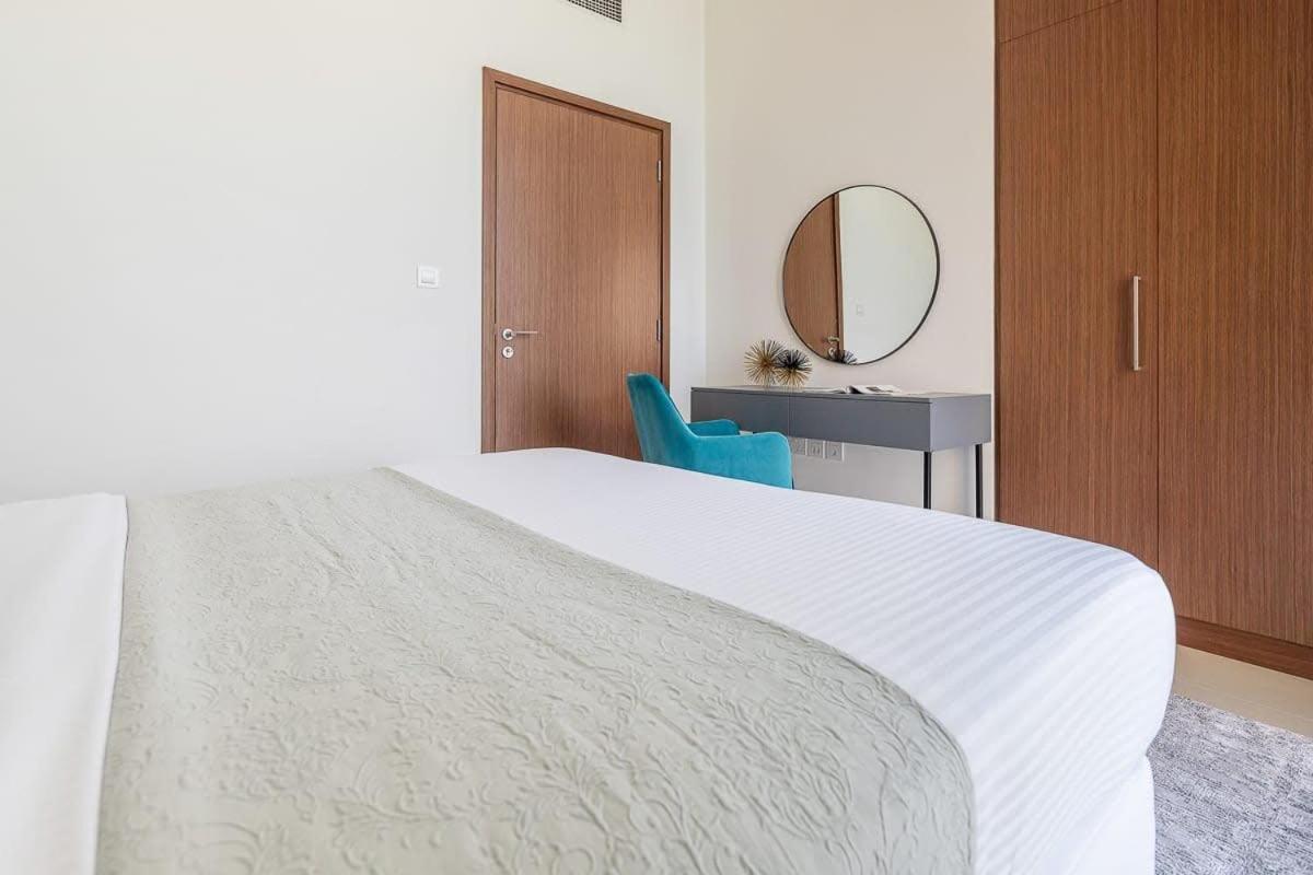 Frank Porter - 5242 Emaar Tower Apartemen Dubai