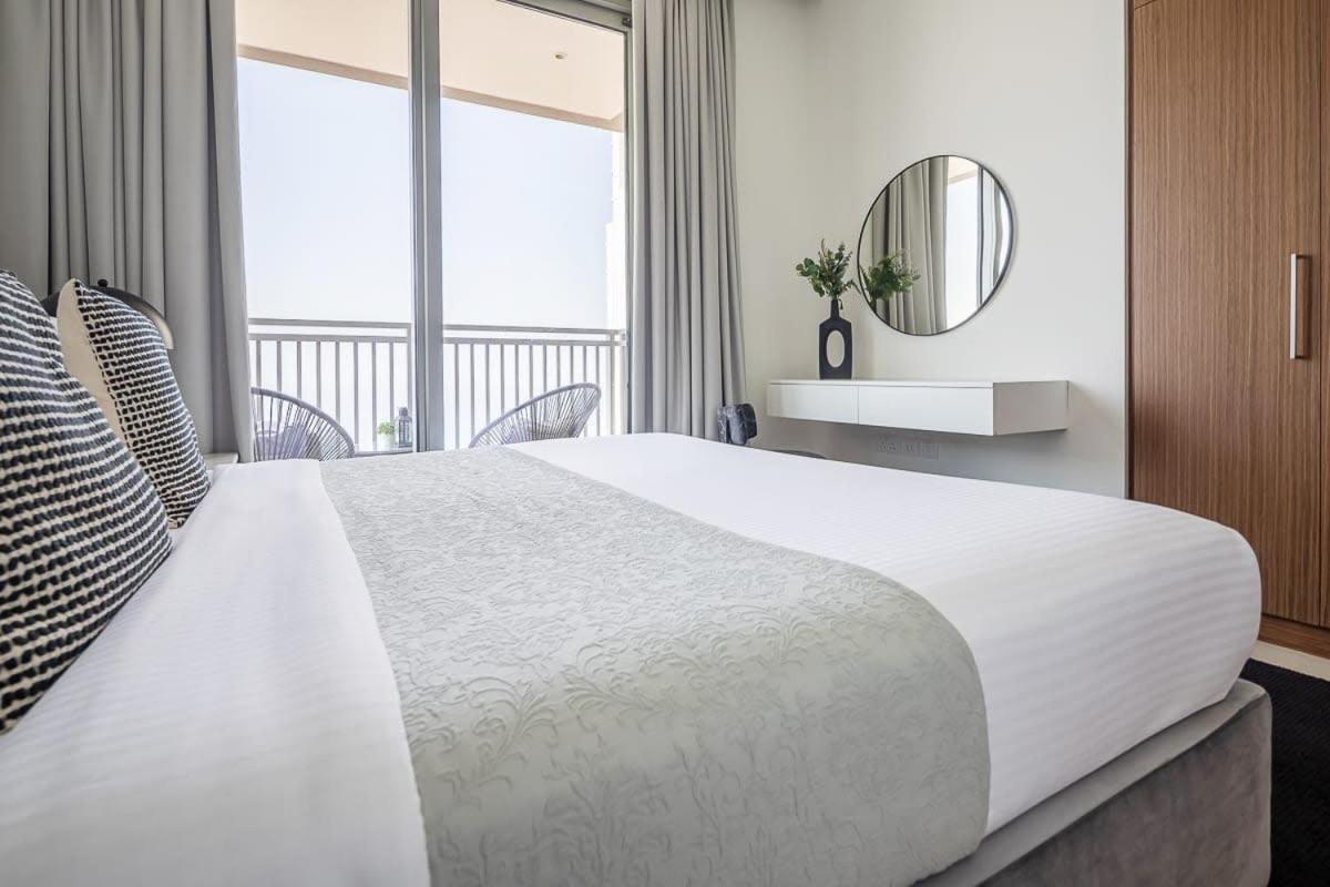 Frank Porter - 5242 Emaar Tower Apartemen Dubai