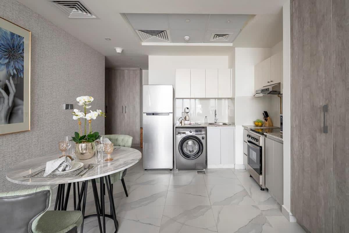 Frank Porter - Millenium Binghatti Residences * Dubaï