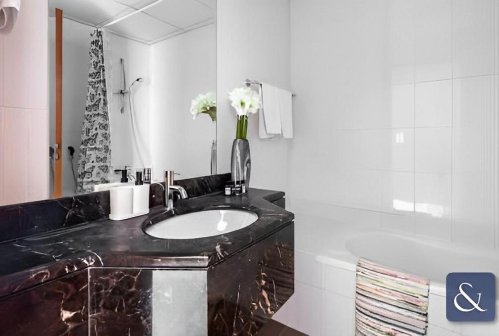 Burj Al Nujoom Downtown, Mall, Fountain Views & Burj Khalifa Apartemen