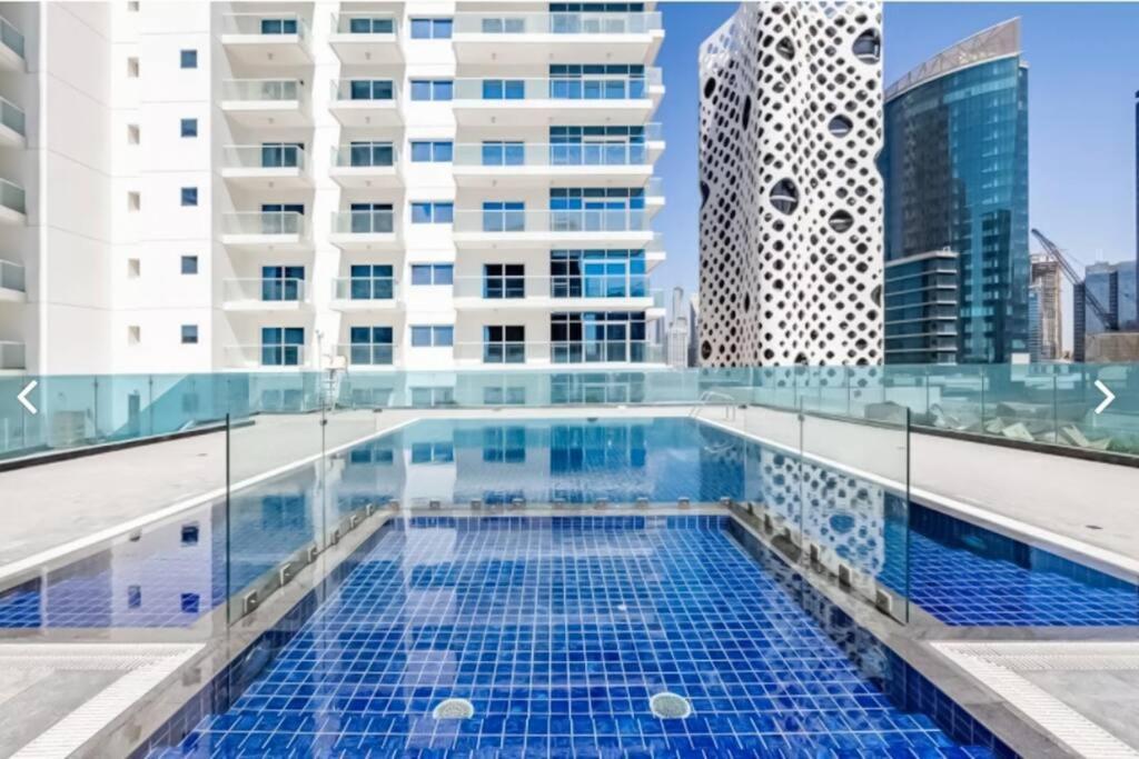 Apartamento Specious Pool View One Bed Dubái