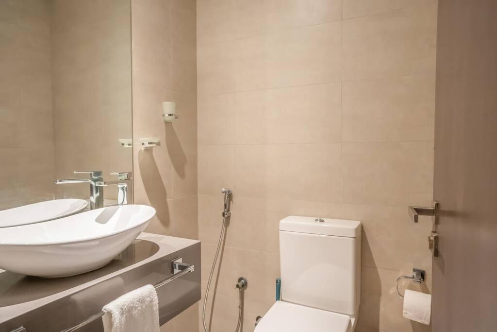 Specious Pool View One Bed Apartamento Dubái