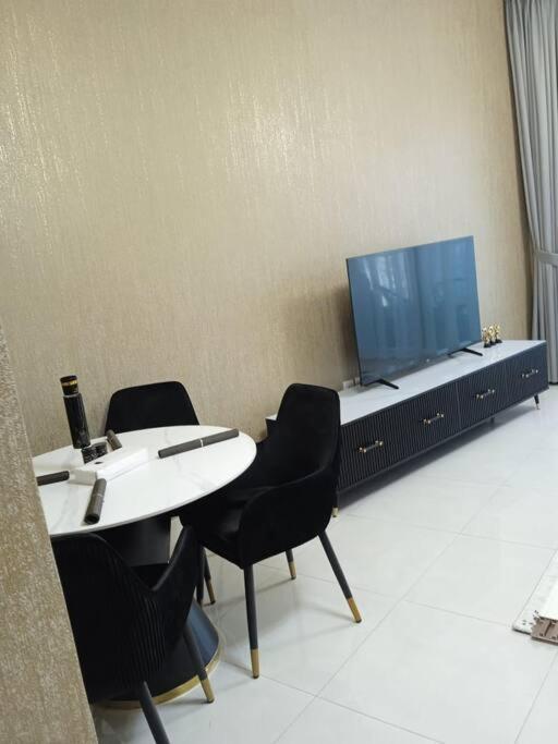 Apartamento Specious Pool View One Bed Dubái
