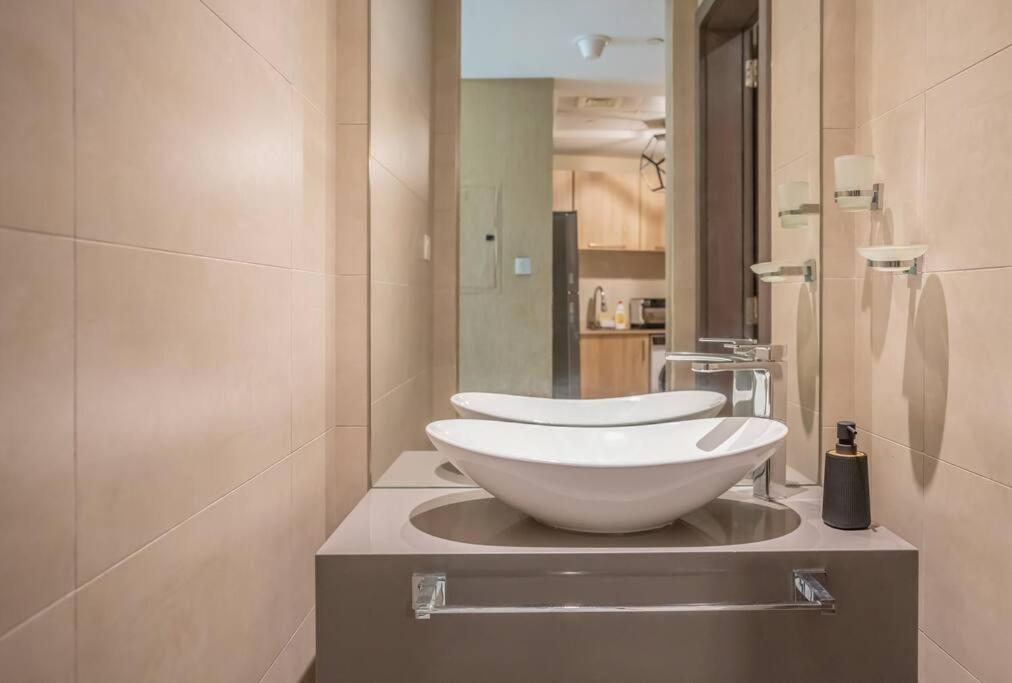 Specious Pool View One Bed Apartamento