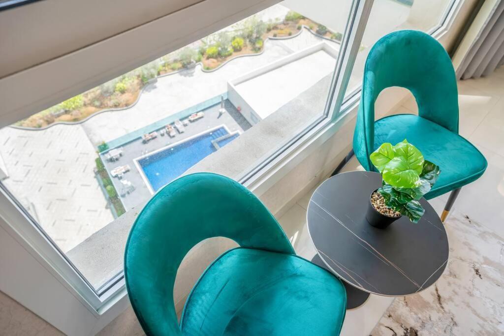Specious Pool View One Bed * Dubái