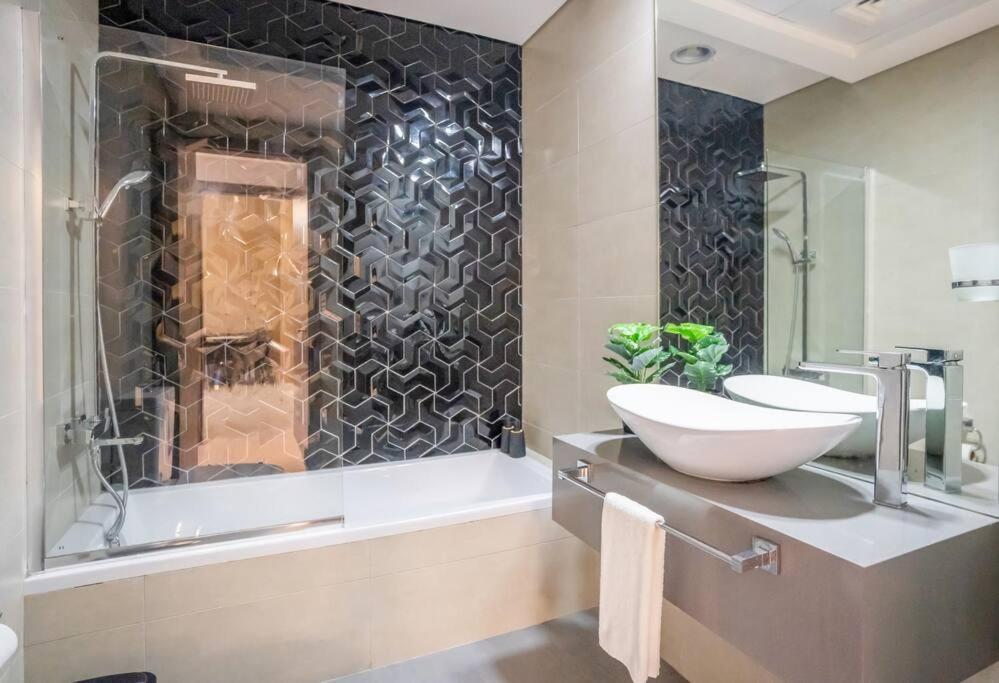 Specious Pool View One Bed Apartamento