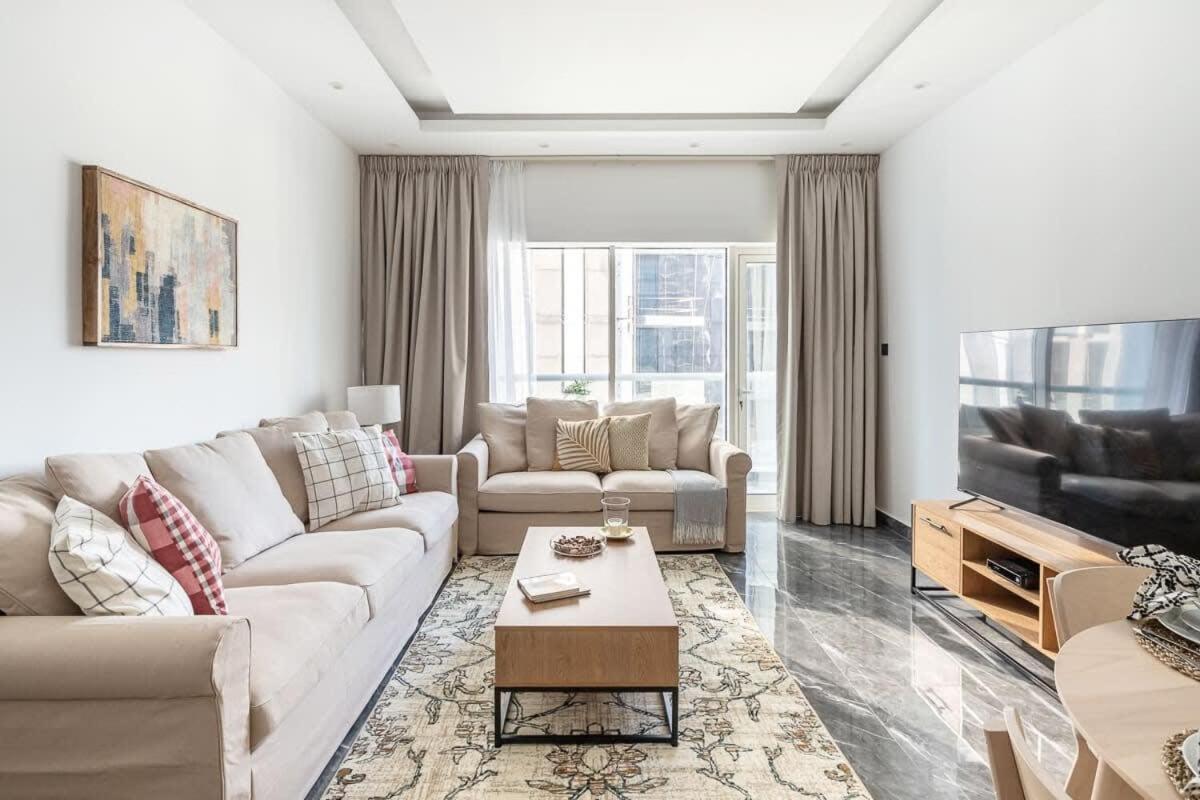 Apartment Frank Porter - Burj Al Nujoom *