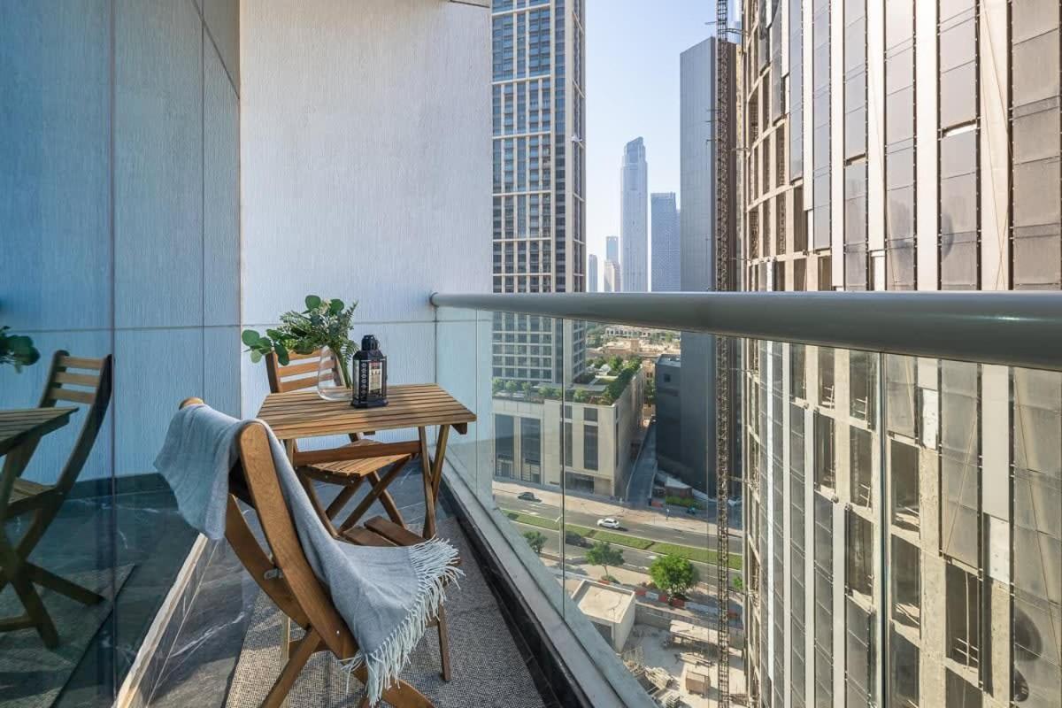 Frank Porter - Burj Al Nujoom Apartament