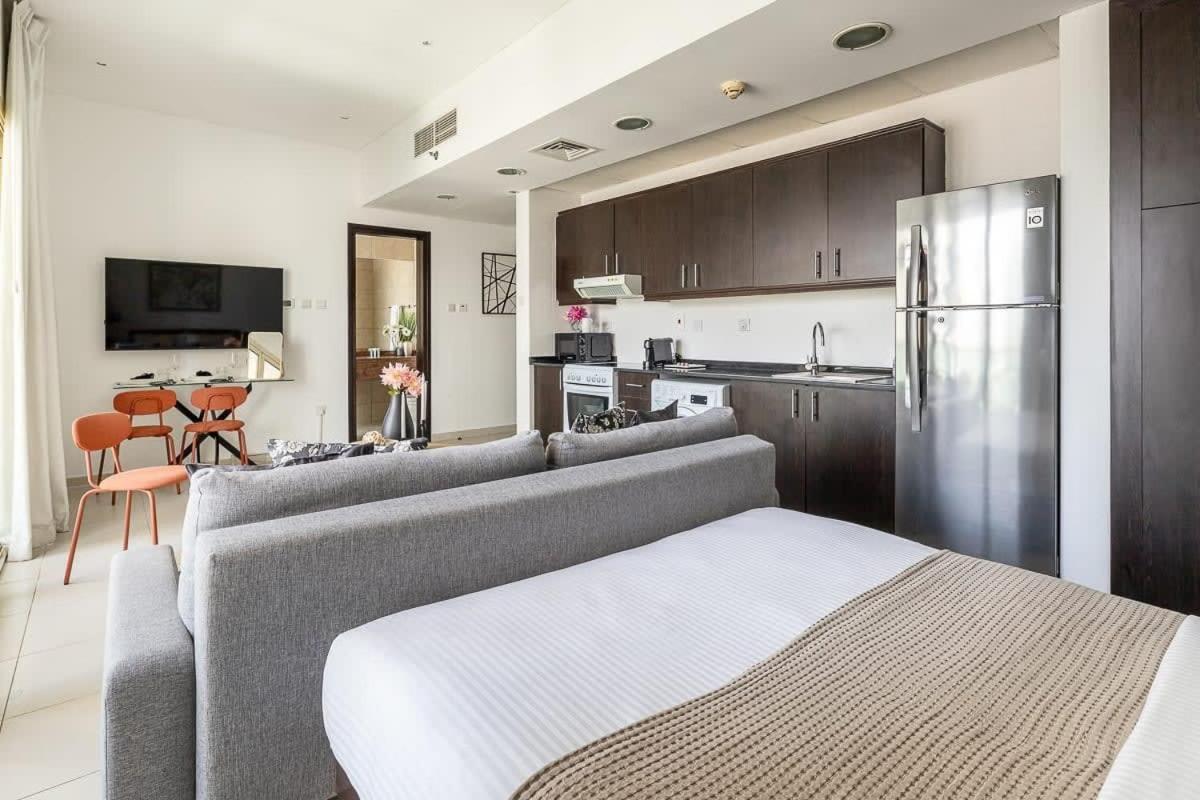 Frank Porter - Royal Oceanic Apartment Dubai