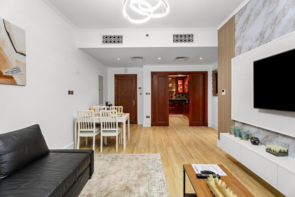 First Class Peaceful 1Br Pool Parking Near Burj Khalifa * Dubai