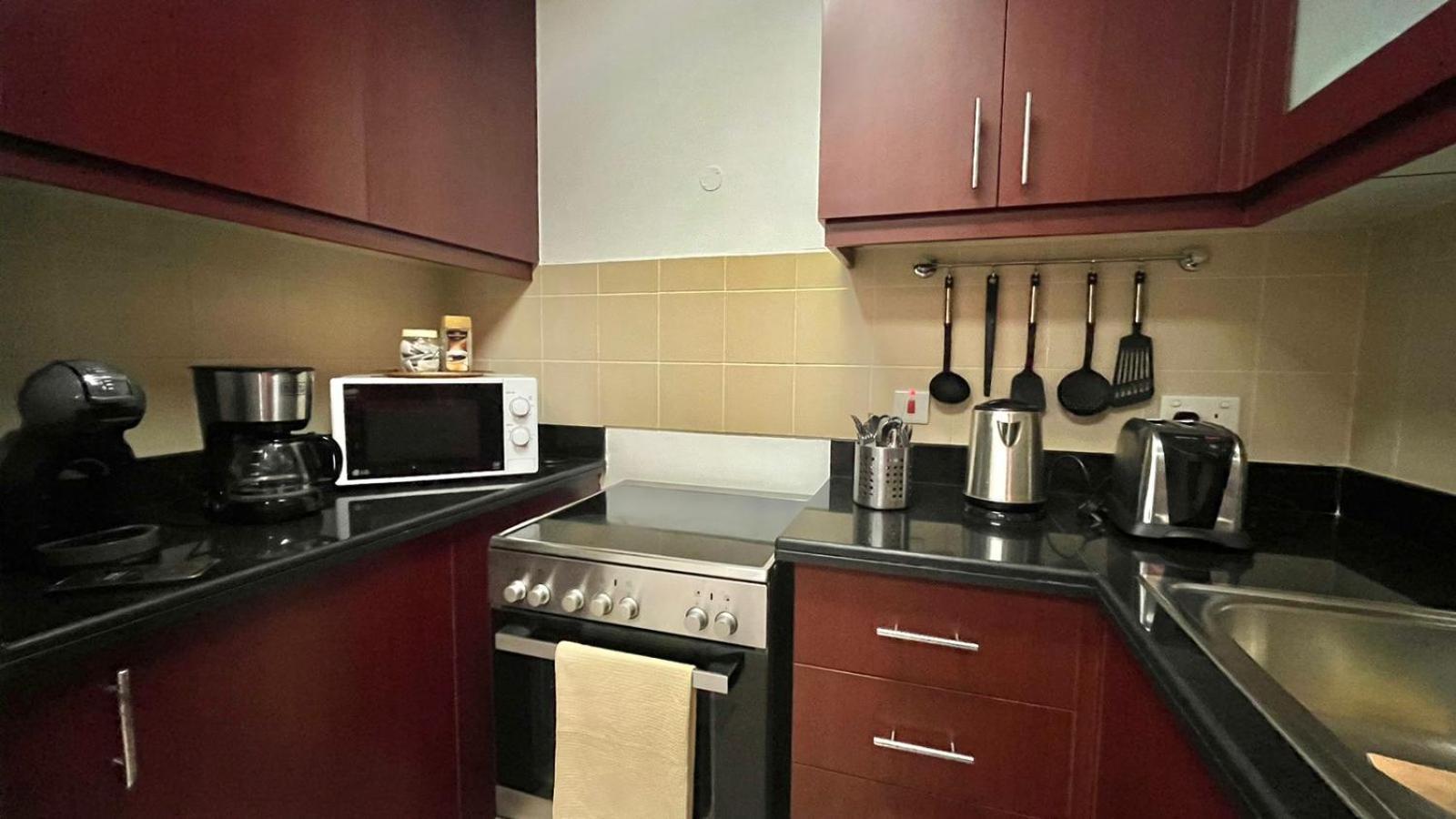 Amazing 1bdr In Jbr- Beach Access And Lake View Apartamento Dubai