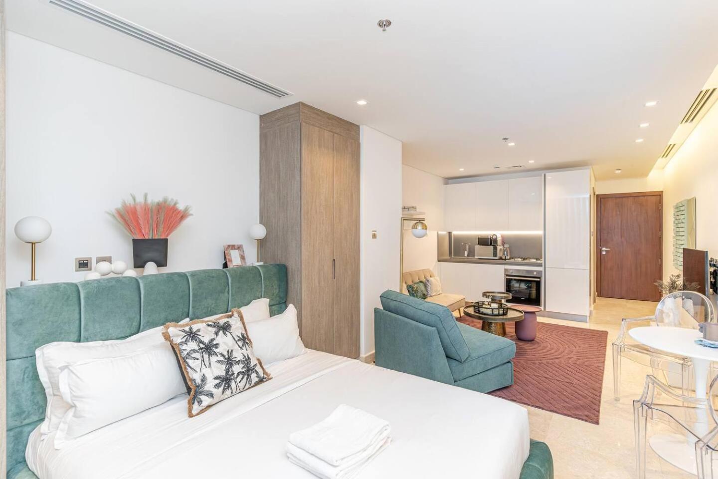 Luxury Studio! Walk To Burj Khalifa Sleeps 3! *